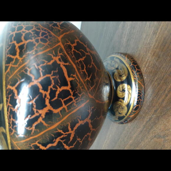 Gorgeous Vintage Oriental Accent Vase with Lacquer Finish - Picture 4 of 7
